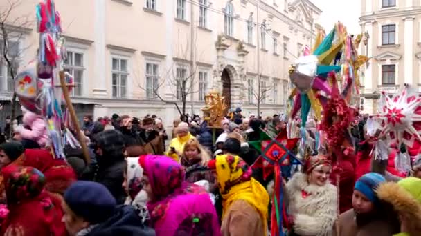 Lwów, Ukraina - 7 stycznia 2022 r.: jarmark świąteczny w mieście — Wideo stockowe