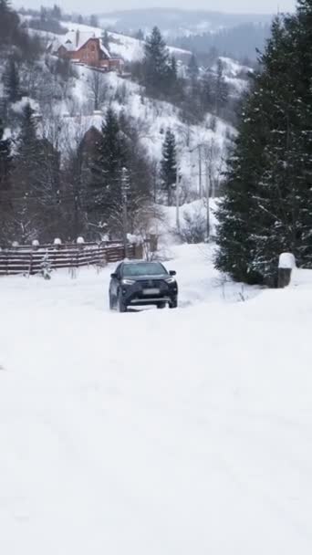 Carro 4x4 subindo pela colina nevada — Vídeo de Stock