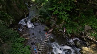 Nehrin yukarısındaki aşırı parktaki insanlar