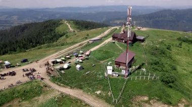 Yaz güneşinde Karpat Dağları 'nın havadan görünüşü