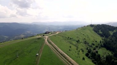 Yaz güneşinde Karpat Dağları 'nın havadan görünüşü