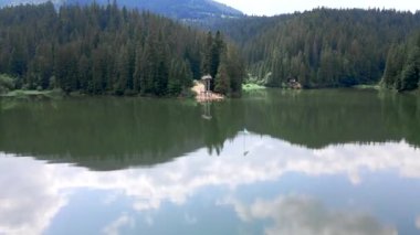 Carpathian dağlarındaki Synevyr Gölü