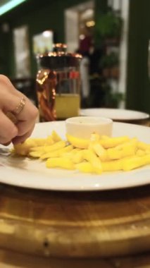 Patates kızartması yemek.