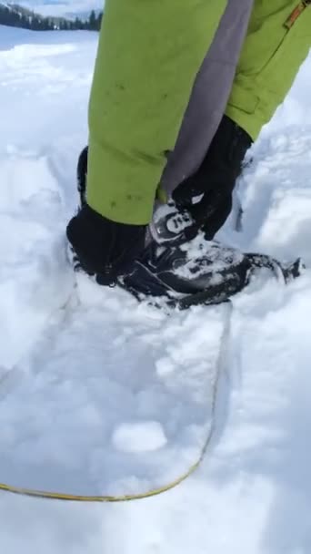 Snowboard yapan adam bağlar. — Stok video