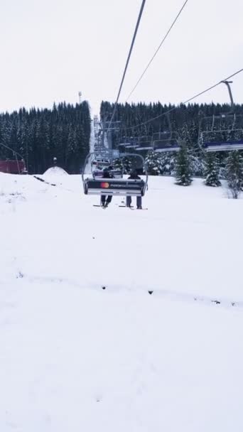 Wyciąg krzesełkowy narciarski sezon zimowy — Wideo stockowe