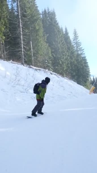 Snowboarder στο χιονοδρομικό κέντρο — Αρχείο Βίντεο