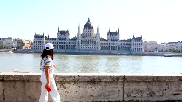 Mujer viajero tomando foto de budapest parlamento edificio — Vídeo de stock