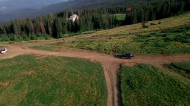 Dağ yolunda giden bir araç.