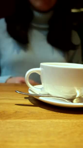 Kadın elleri bir bardak çay içerken yakınlaşır. — Stok video
