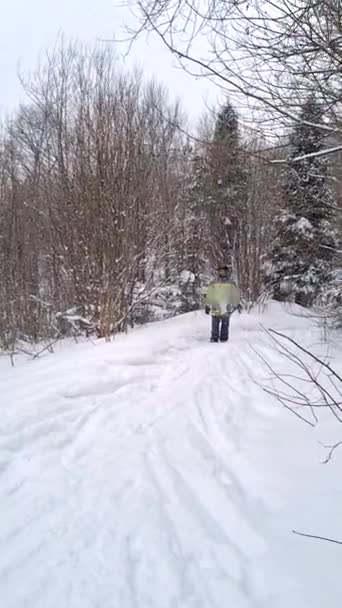 Man snowboardåkare har roligt hoppa i snö — Stockvideo