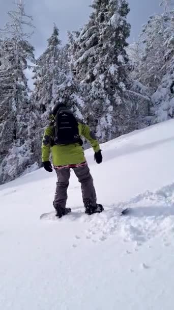 Сноубордист на склоне снежной метели — стоковое видео