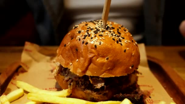 Man hands taking burger close up — Stock Video