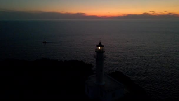 Vista aérea de la casa de luz lefkada al atardecer — Vídeos de Stock