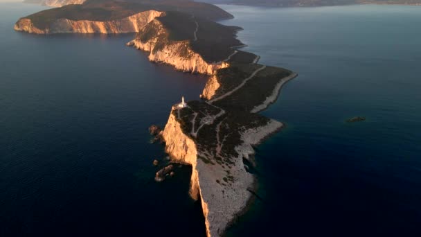 Vista aérea de la casa de luz lefkada al atardecer — Vídeos de Stock