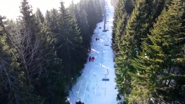 Подъемник с видом на горнолыжный курорт — стоковое видео