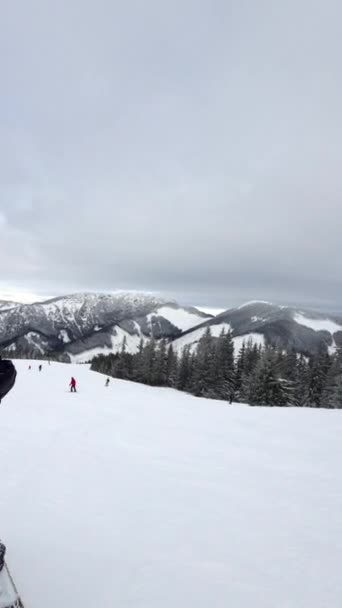 Człowiek snowboardzista robi selfie na stoku — Wideo stockowe