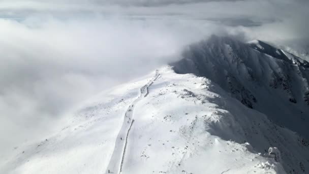 Vista aérea de la pista de esquí de la estación de Eslovaquia — Vídeos de Stock