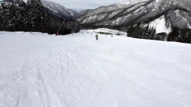 Esquiadora en la pista de esquí montañas paisaje — Vídeos de Stock
