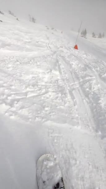 Punto di vista snowboarder free rider sopra le nuvole — Video Stock