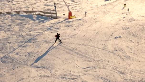 黄昏时分落在斯洛维亚滑雪胜地上方 — 图库视频影像