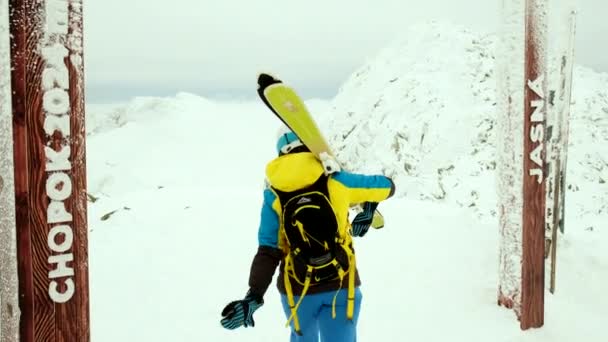 Kobieta narciarz blisko klifu wolnego jeźdźca — Wideo stockowe