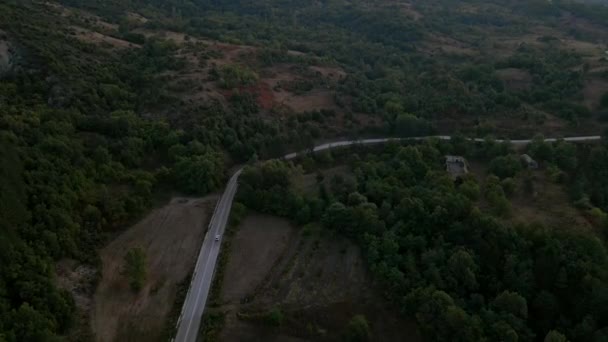 Vista aérea del coche todoterreno que se mueve por carretera de montaña griega — Vídeo de stock