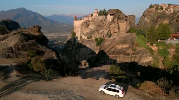 Lucht uitzicht op Thessalië bergen rotsen tempel op de top van de klif — Stockvideo
