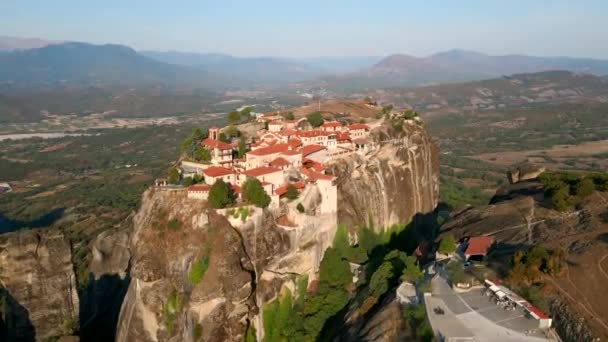 Luftaufnahme der thessalischen Berge Felsen Tempel auf der Spitze der Klippe — Stockvideo