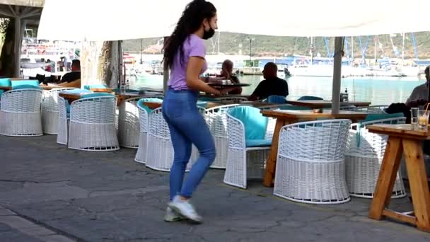 Vasiliki, Řecko - 10. září 2021: lidé odpočívající ve venkovním kavárně v městském přístavu