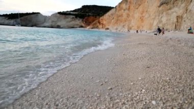 Gün batımında Yunan deniz sahilinde dalgalar
