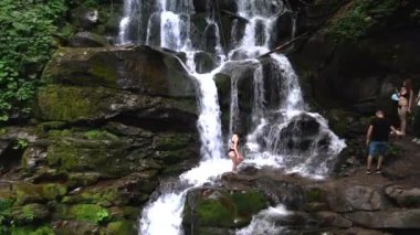 Pilipets, Ukrayna - 17 Temmuz 2021: Şelaleye bakan insanlar