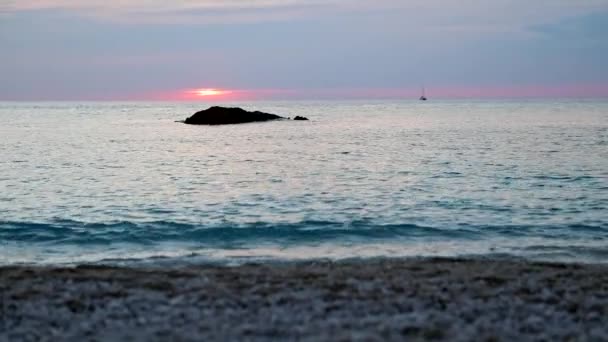 Sunset above sea beach yacht boat on background — Stock Video