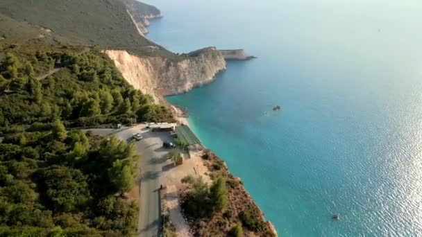 Suv voyage en voiture sur la route de l'île grecque dans les montagnes — Video