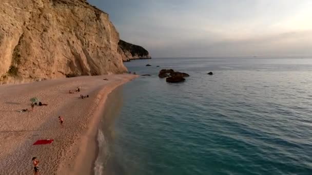 Vista aérea da praia de Porto Katsiki na ilha de Lefkada Grécia — Vídeo de Stock