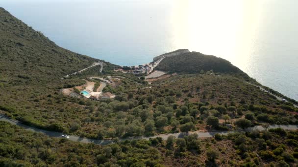 Suv coche de viaje en Grecia carretera de la isla en las montañas — Vídeo de stock