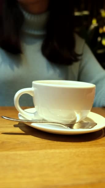 Kadın elleri bir bardak çay içerken yakınlaşır. — Stok video
