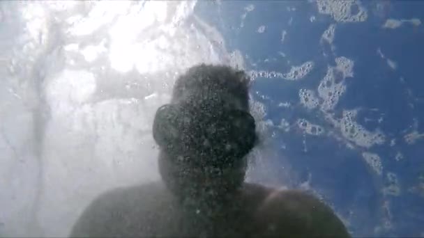 Muž v potápěčské masce plavání pod vodou — Stock video