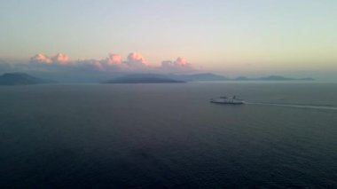Günbatımında arka planda iyon deniz kefonia yolcu gemisinin hava görüntüsü