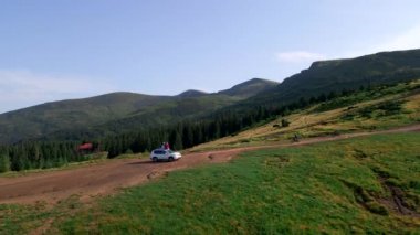 Araçtaki çift Karpatlar 'ın manzarasının tadını çıkarıyor.