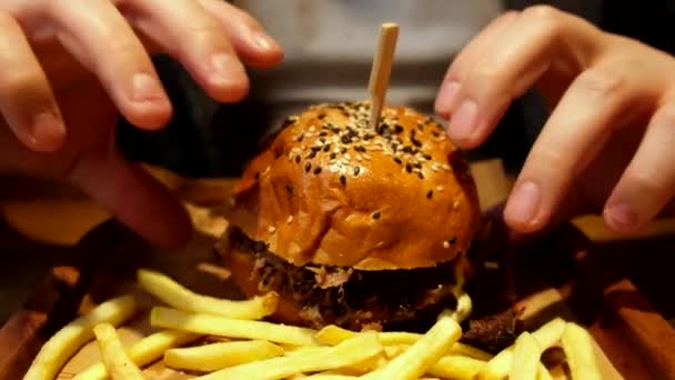 Człowiek ręce biorąc burger zbliżenie — Wideo stockowe