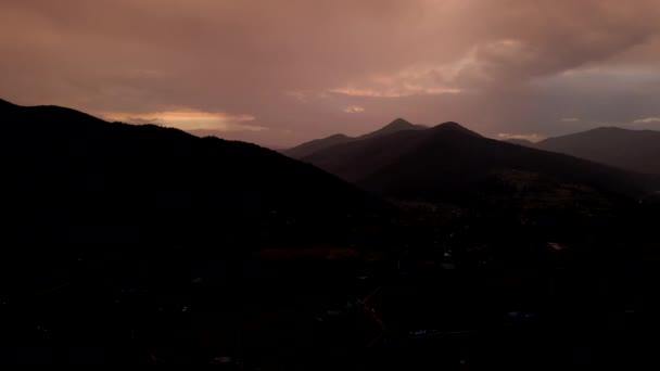 Vista aerea del tramonto sulle montagne carpatiche — Video Stock