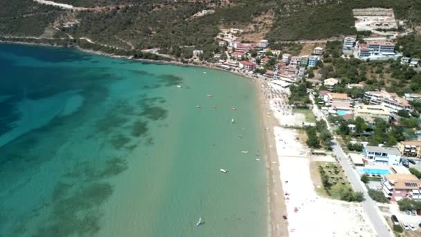 Виндсерфинг на пляже Греции — стоковое видео