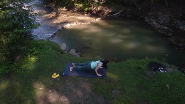 Mujer hacer yoga en montañas río playa — Vídeo de stock
