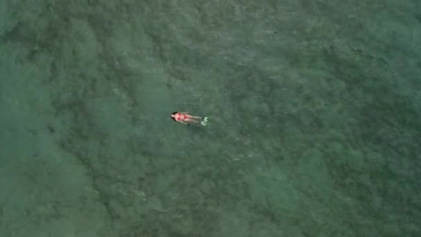 海のフリッパーで泳ぐ女性の頭上からの眺め — ストック動画