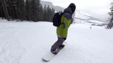 Kayak merkezi Slovakya 'da snowboardcu.