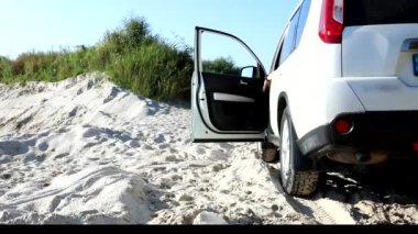 Sanddy Beach yaz tatilinde paletlerle arabadan inen adam çalışmaktan yoruldu.