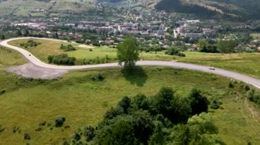 Yaz dağlarındaki kıvrımlı yolun havadan görünüşü kopyalama alanı