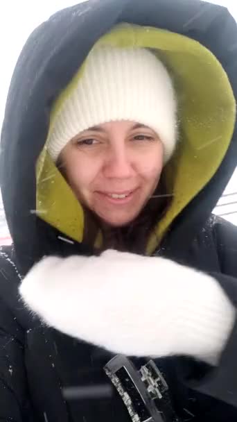 Vrouw Nemen Selfie Praten Camera Winter Seizoen Close — Stockvideo