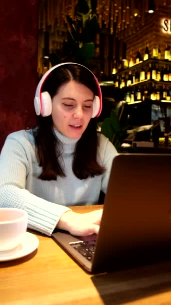 Žena Volné Noze Pracuje Kavárně Poslech Hudby Sluchátkách Kopírovat Prostor — Stock video