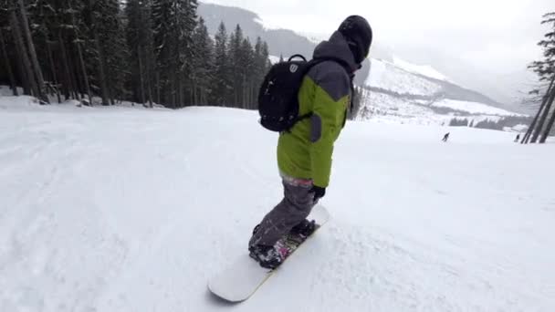 Człowiek Snowboardzista Stoku Góry Ośrodek Narciarski Slovakia — Wideo stockowe